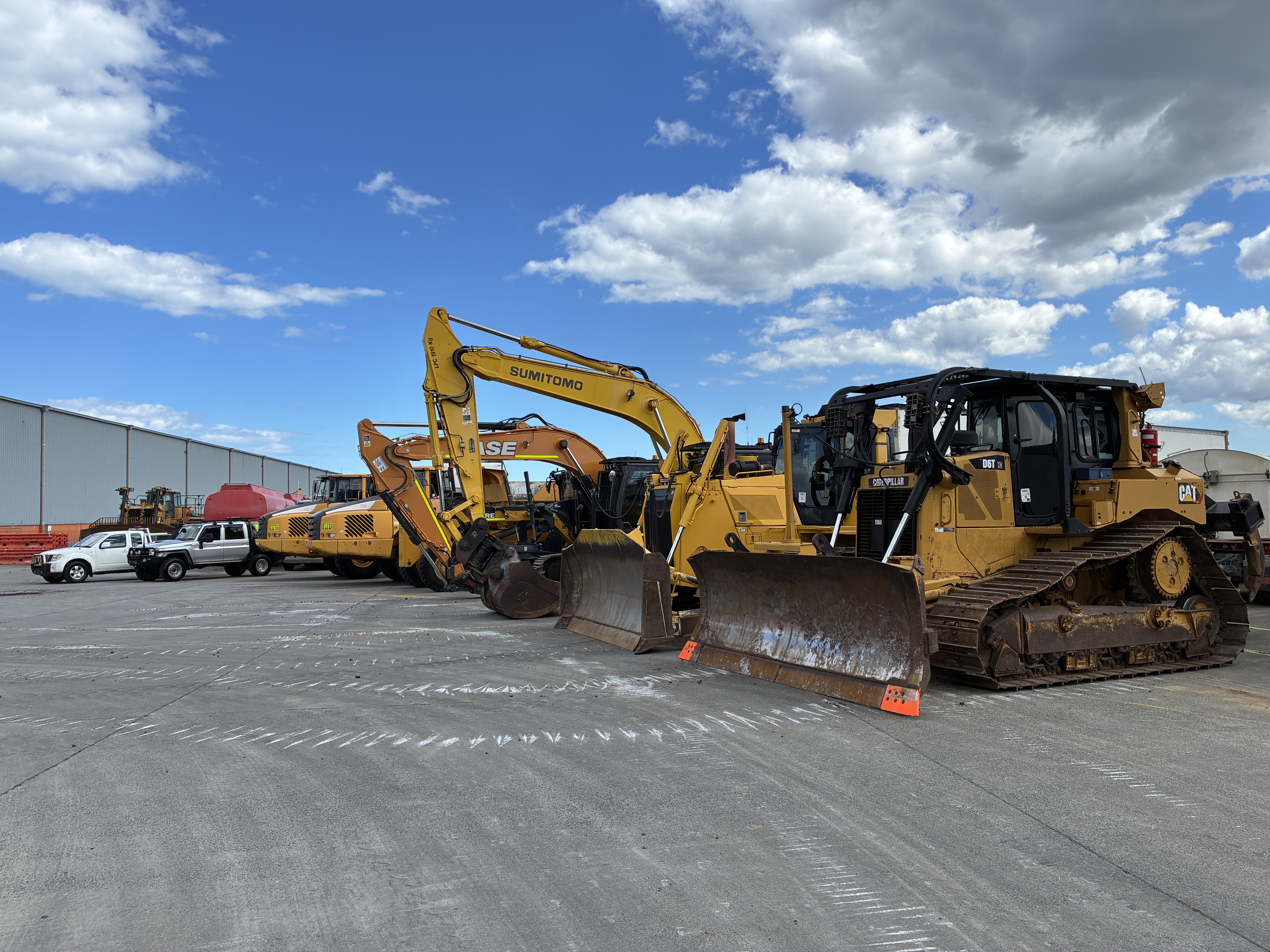 Trucks & Earthmovers
